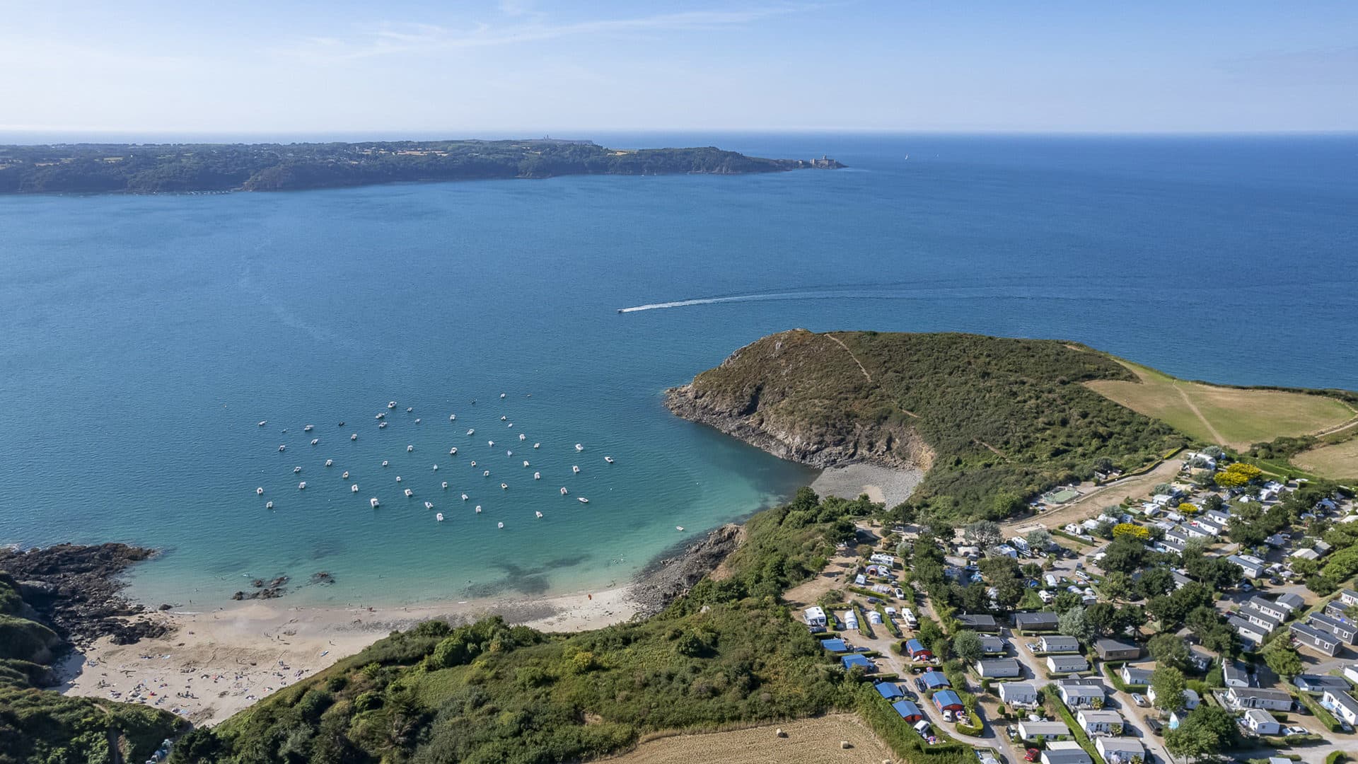 Vue aérienne plage et campings en Bretagne.